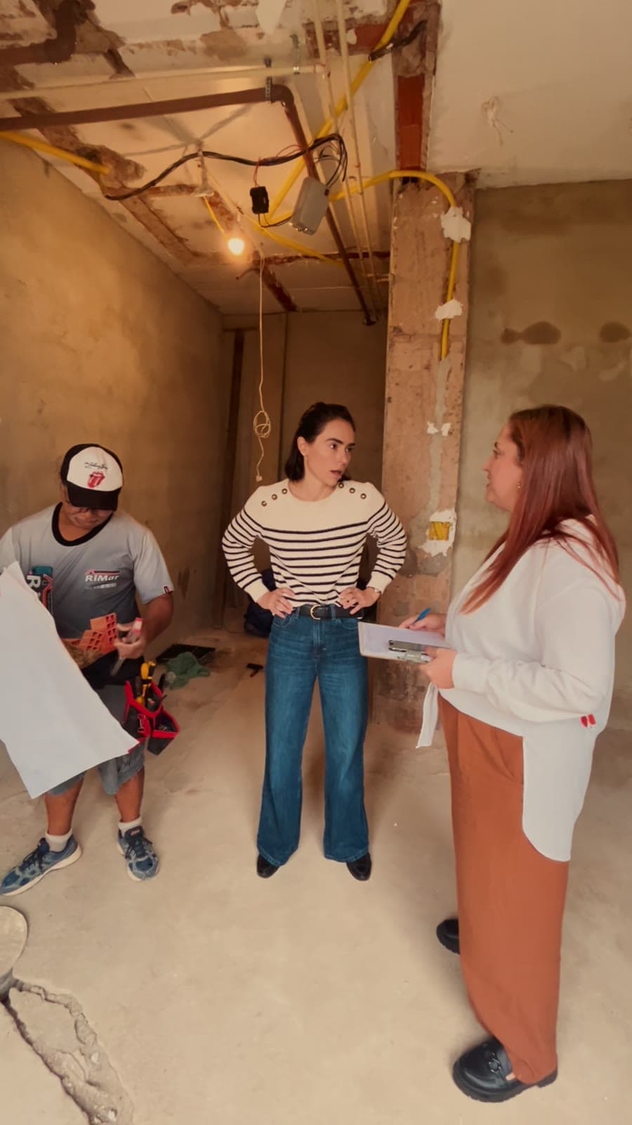 Equipe OCAIAN em visita técnica na obra com cliente e arquiteta
